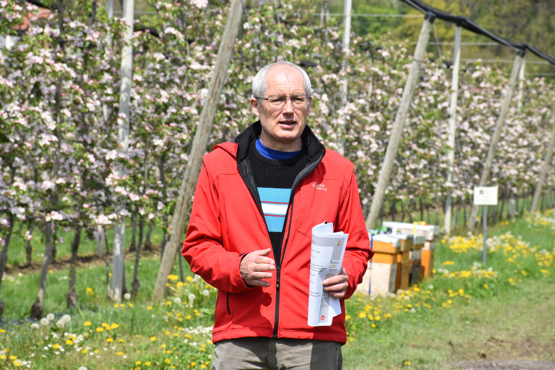 Wildbienenexperte Dr. Martin Schwarz aus OÖ informiert über die Bedeutung der Wildbienen und Hummeln für die optimale Bestäubung von Obstkulturen. .jpg