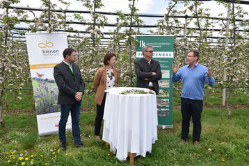 Andreas Platzer, Fachberater aus Südtirol Um die Bestäubungsleistung der Honigbienen optimal zu nutzen betonte die Notwendigkeit klarer Vereinbarungen zwischen Landwirt/innen und Imker/innen..jpg