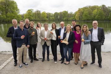 Manfred und Kathrin Hohensinner mit den BienenbotschafterInnen und ProjektpartnerInnen..jpg Manfred und Kathrin Hohensinner mit den BienenbotschafterInnen und ProjektpartnerInnen..jpg