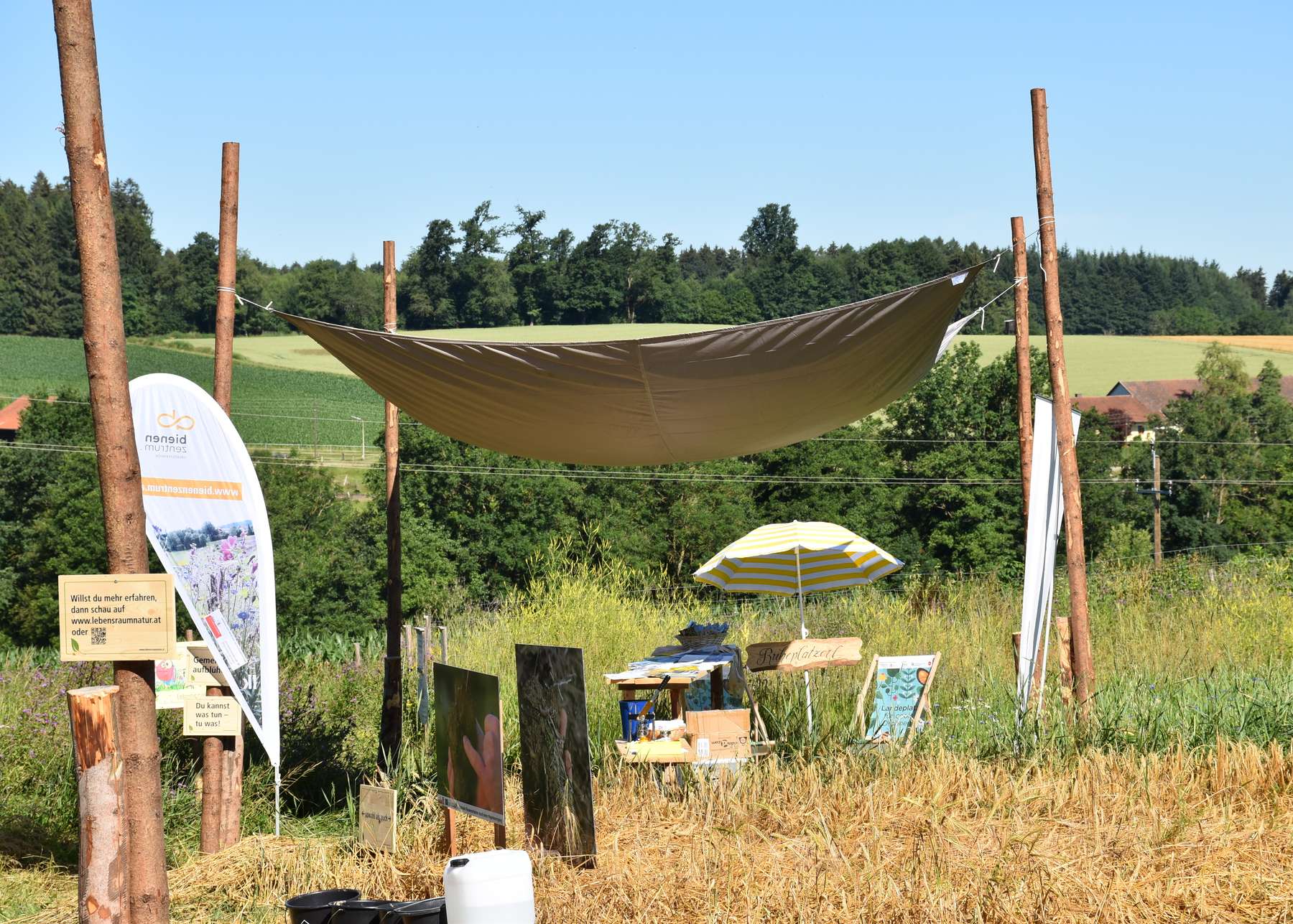 Stand des Bienenzentrums OÖ neben den herrlichen Blühflächen..jpg