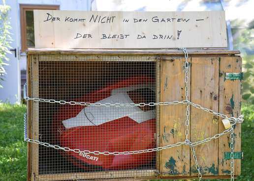 Der Rasenroboter darf im biodiversitätsfreundlichen Garten "draußen bleiben"..jpg Der Rasenroboter darf im biodiversitätsfreundlichen Garten "draußen bleiben"..jpg
