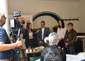 Pressekonferenz mit Jugend-Landesrat Wolfgang Hattmannsdorfer, Ana Aigner (GF Familienbund OÖ), Michaela Sommer (Ideenstifterin).jpg