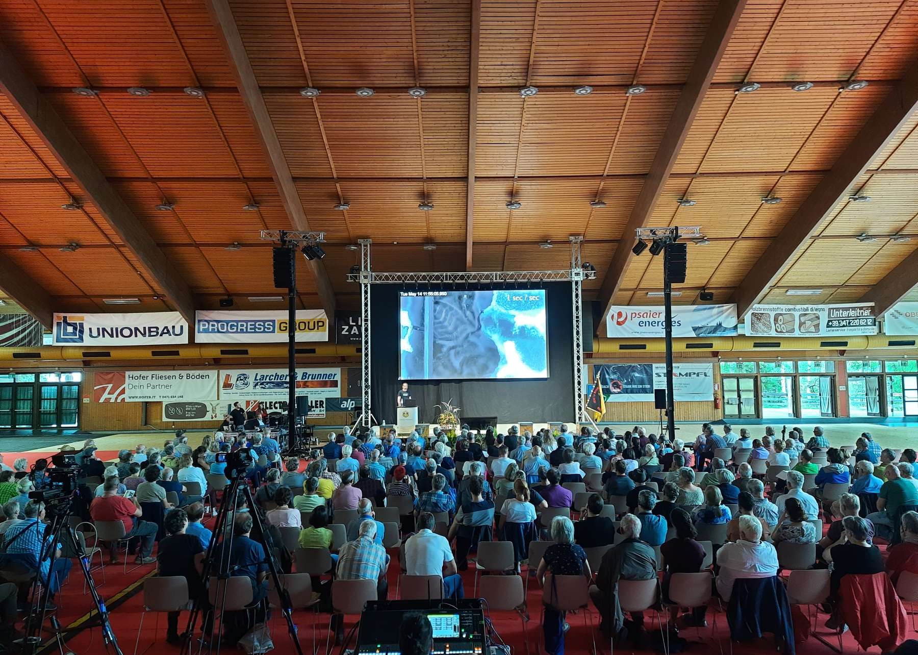 Zahlreiche Zuhörer lauschten den informativen Fachvorträgen.jpg Zahlreiche Zuhörer lauschten den informativen Fachvorträgen.jpg