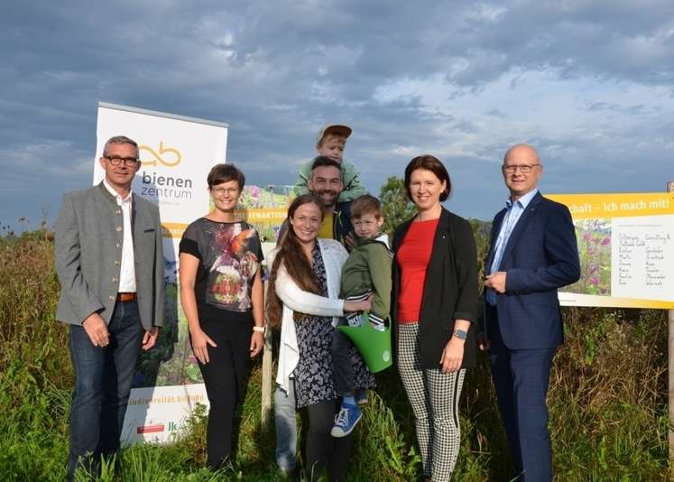 Familie Traxler (Karin und Markus mit ihren Kindern Jonathan und Jeremias) aus Bad Leonfelden übernahm gemeinsam mit anderen Familien die Blühpatenschaft für eine Fläche in Walding. Hier beim Lokalaugenschein mit (v.l.) LK-Präsident Mag. Franz Waldenberge