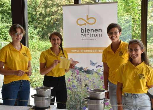 Das Team des Bienenzentrums OÖ und ihre fleißigen Helferinnen..jpg Das Team des Bienenzentrums OÖ und ihre fleißigen Helferinnen..jpg
