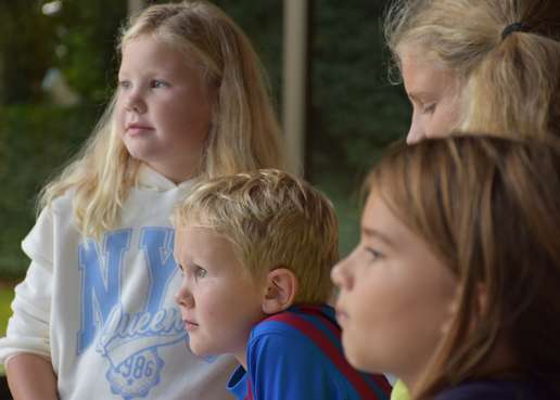Interessierte Kids.jpg Interessierte Kids.jpg
