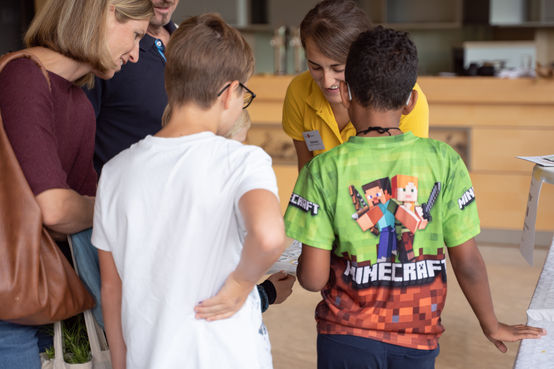 Interessierte Kids.jpg Interessierte Kids.jpg