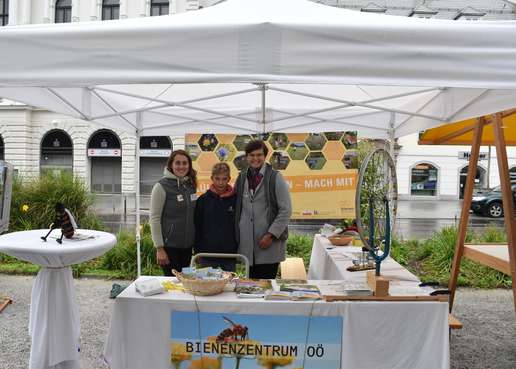 Steffi, Baldur und Elisabeth beim Bienenzentrums-Stand..jpg Steffi, Baldur und Elisabeth beim Bienenzentrums-Stand..jpg