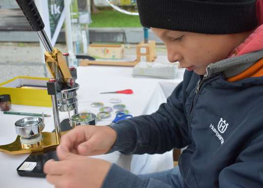 Baldur beim Testen des ersten Buttons..jpg Baldur beim Testen des ersten Buttons..jpg