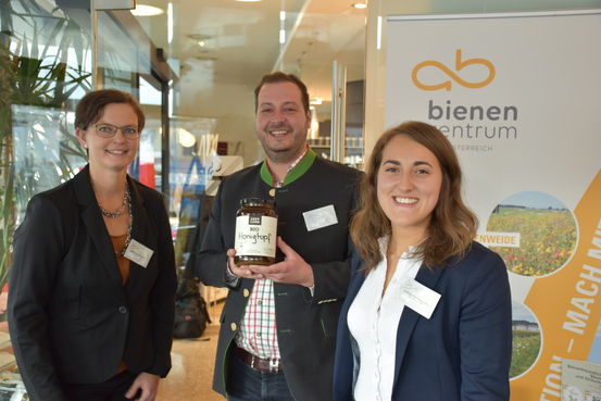 Der glückliche Gewinner des Quizes zu "So gut kenn ich das Bienenzentrum OÖ"..jpg Der glückliche Gewinner des Quizes zu "So gut kenn ich das Bienenzentrum OÖ"..jpg