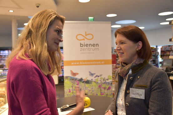 Landesrätin Michaela Langer-Weninger im Austausch..jpg Landesrätin Michaela Langer-Weninger im Austausch..jpg