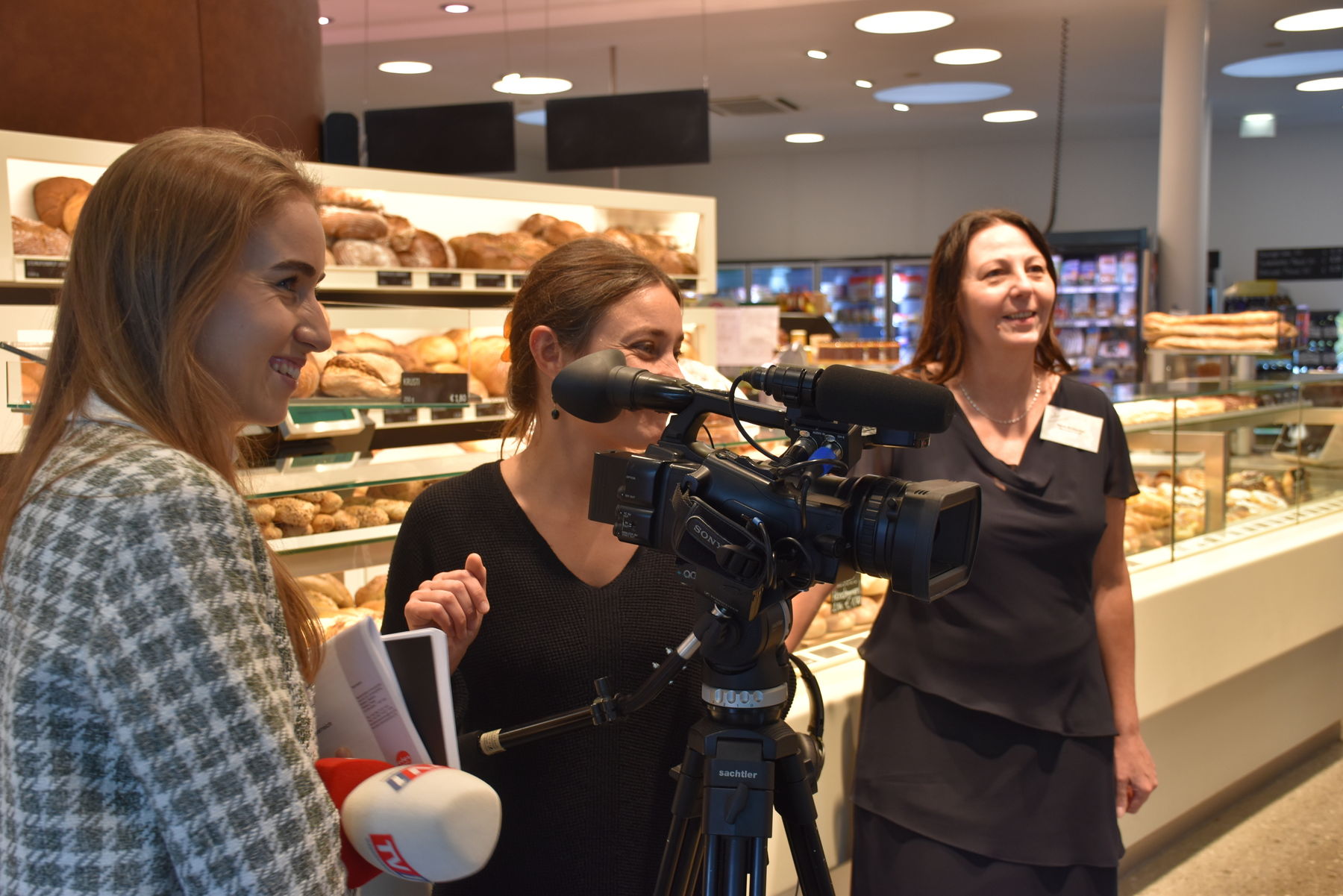 Regionale Kamerateams beim Pressefrühstück..jpg Regionale Kamerateams beim Pressefrühstück..jpg