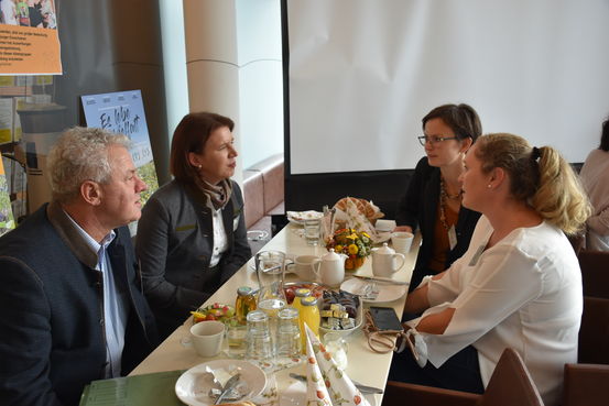 Ein Zusammenkommen wird für den Austausch künftiger Vorhaben genutzt..jpg Ein Zusammenkommen wird für den Austausch künftiger Vorhaben genutzt..jpg