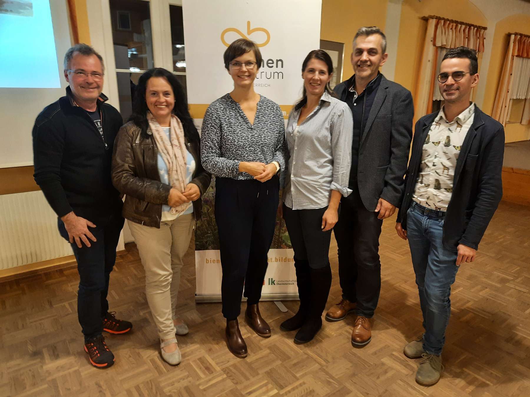 Bienenbeauftragter der Gemeinde Engerwitzdorf Herbert Freudenthaler, Landesbäuerin Johanna Haider, Elisabeth Lanzer, Ortsbäuerin Veronika Minichberger, Bauernbundobmann Stefan Schöffl, Andreas.jpg Bienenbeauftragter der Gemeinde Engerwitzdorf Herbert Freudenthaler, Landesbäuerin Johanna Haider, Elisabeth Lanzer, Ortsbäuerin Veronika Minichberger, Bauernbundobmann Stefan Schöffl, Andreas.jpg
