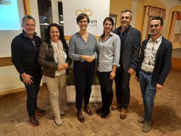 Bienenbeauftragter der Gemeinde Engerwitzdorf Herbert Freudenthaler, Landesbäuerin Johanna Haider, Elisabeth Lanzer, Ortsbäuerin Veronika Minichberger, Bauernbundobmann Stefan Schöffl, Andreas.jpg Bienenbeauftragter der Gemeinde Engerwitzdorf Herbert Freudenthaler, Landesbäuerin Johanna Haider, Elisabeth Lanzer, Ortsbäuerin Veronika Minichberger, Bauernbundobmann Stefan Schöffl, Andreas.jpg