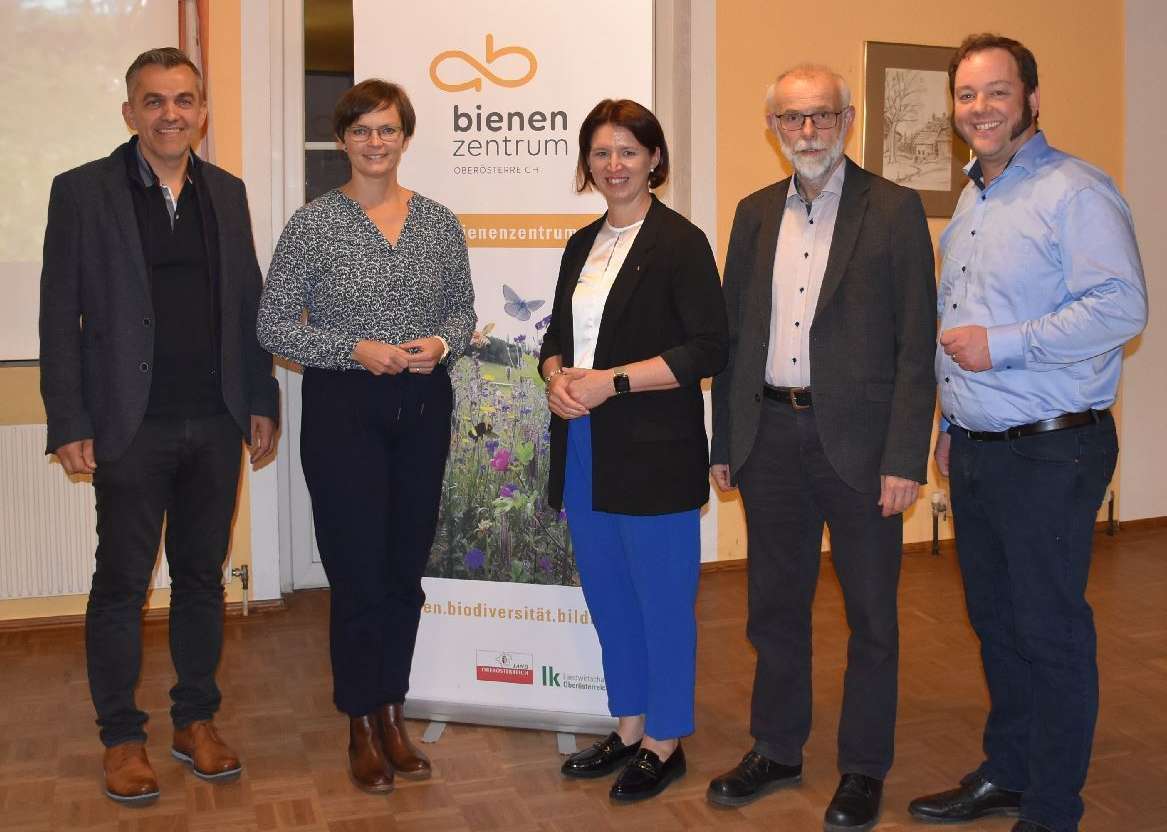Bauernbundobmann Stefan Schöffl, Leiterin des Bienenzentrums OÖ Elisabeth Lanzer, Agrarlandesrätin Michaela Langer-Weninger, Pflanzenschutzreferent der LKOÖ Hubert Köppl und Imkervereinsobmann.jpg Bauernbundobmann Stefan Schöffl, Leiterin des Bienenzentrums OÖ Elisabeth Lanzer, Agrarlandesrätin Michaela Langer-Weninger, Pflanzenschutzreferent der LKOÖ Hubert Köppl und Imkervereinsobmann.jpg