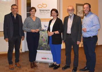 Bauernbundobmann Stefan Schöffl, Leiterin des Bienenzentrums OÖ Elisabeth Lanzer, Agrarlandesrätin Michaela Langer-Weninger, Pflanzenschutzreferent der LKOÖ Hubert Köppl und Imkervereinsobmann.jpg Bauernbundobmann Stefan Schöffl, Leiterin des Bienenzentrums OÖ Elisabeth Lanzer, Agrarlandesrätin Michaela Langer-Weninger, Pflanzenschutzreferent der LKOÖ Hubert Köppl und Imkervereinsobmann.jpg