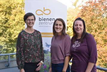 Das derzeitige Team des Bienenzentrums OÖ: v.l.n.r. Elisabeth Lanzer, Stefanie Payrleitner, Sarah Buchecker. .jpg Das derzeitige Team des Bienenzentrums OÖ: v.l.n.r. Elisabeth Lanzer, Stefanie Payrleitner, Sarah Buchecker. .jpg