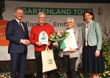 Die Gewinner des schönsten Bienengartens 2022 v.l.n.r.: Thomas Stelzer, Fam. Paireder aus St. George/Walde, Michaela Langer/Weninger