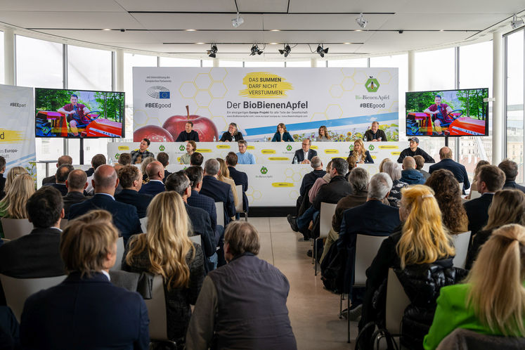 BioBienenApfel.jpg BioBienenApfel.jpg