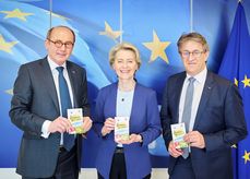 Erster Vizepräsident des EU-Parlaments Othmar Karas, EU-Kommissionspräsidentin Ursula von der Leyen, BioBienenApfel-Initiator Manfred Hohensinner .jpg