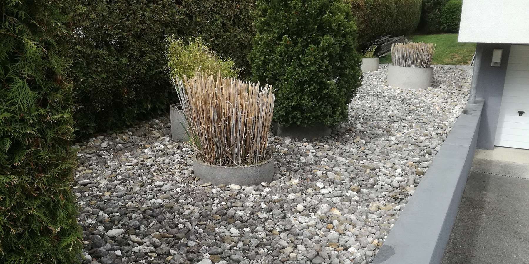 Teilweise versiegelte Flächen können außerdem kein Wasser aufnehmen und verstärken wiederum von Hangwasser verursachte Probleme in Siedlungen..jpg Teilweise versiegelte Flächen können außerdem kein Wasser aufnehmen und verstärken wiederum von Hangwasser verursachte Probleme in Siedlungen..jpg