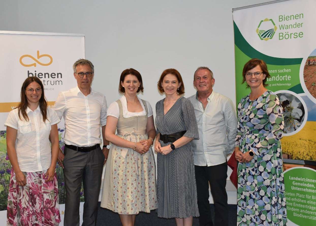 Besuch im Bienenzentrum OÖ .jpg Besuch im Bienenzentrum OÖ .jpg