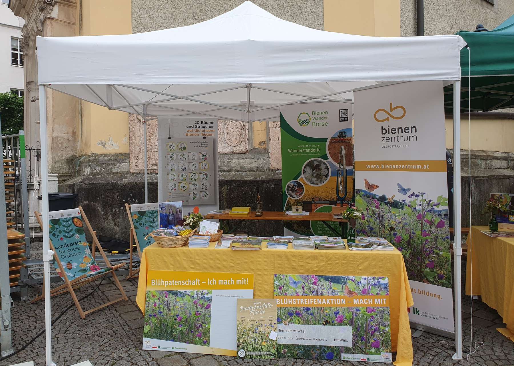 Stand des Bienenzentrum OÖ bei der Bio-Summertime.jpg Stand des Bienenzentrum OÖ bei der Bio-Summertime.jpg