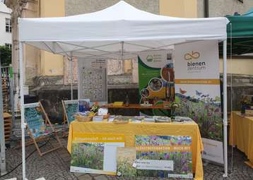 Stand des Bienenzentrum OÖ bei der Bio-Summertime.jpg Stand des Bienenzentrum OÖ bei der Bio-Summertime.jpg