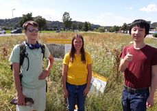 Christina Siegl vom Bienenzentrum OÖ (Mitte) mit Schülern der HTL Paul Hahn Straße