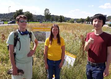 Christina Siegl vom Bienenzentrum OÖ (Mitte) mit Schülern der HTL Paul Hahn Straße Christina Siegl vom Bienenzentrum OÖ (Mitte) mit Schülern der HTL Paul Hahn Straße
