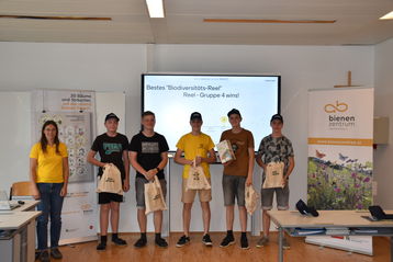 Die Gewinnergruppe erhielt als Geschenk ein Wildbienenhotel zum Zusammenbauen