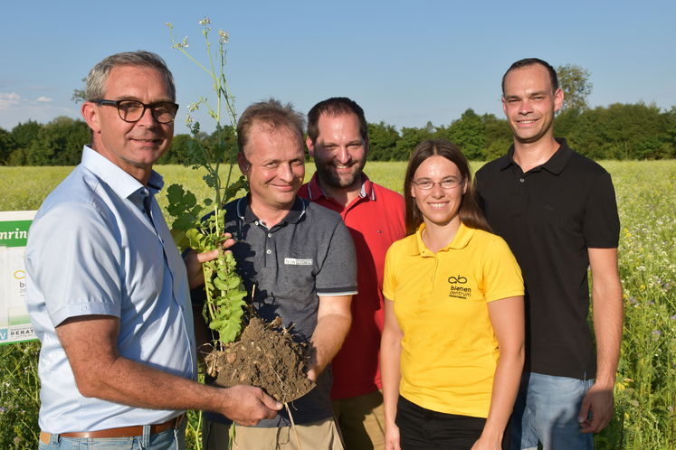 Feldbegehung in Pucking vlnr. Franz Waldenberger, Thomas Wallner, Alexander Achleitner, Christina Siegl, Andreas Heinzl. .jpg