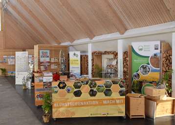 Messestand Bienenzentrum OÖ.jpg Messestand Bienenzentrum OÖ.jpg