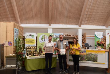 Imker Heinz Aigner und Johann Hartl von der Streuobstwiese waren Tagesgäste beim Bienenzentrum OÖ.jpg Imker Heinz Aigner und Johann Hartl von der Streuobstwiese waren Tagesgäste beim Bienenzentrum OÖ.jpg