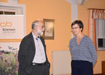 Hubert Köppl (Pflanzenschutzreferent) und Elisabeth Lanzer (Bienenzentrum OÖ) im Dialog.jpg