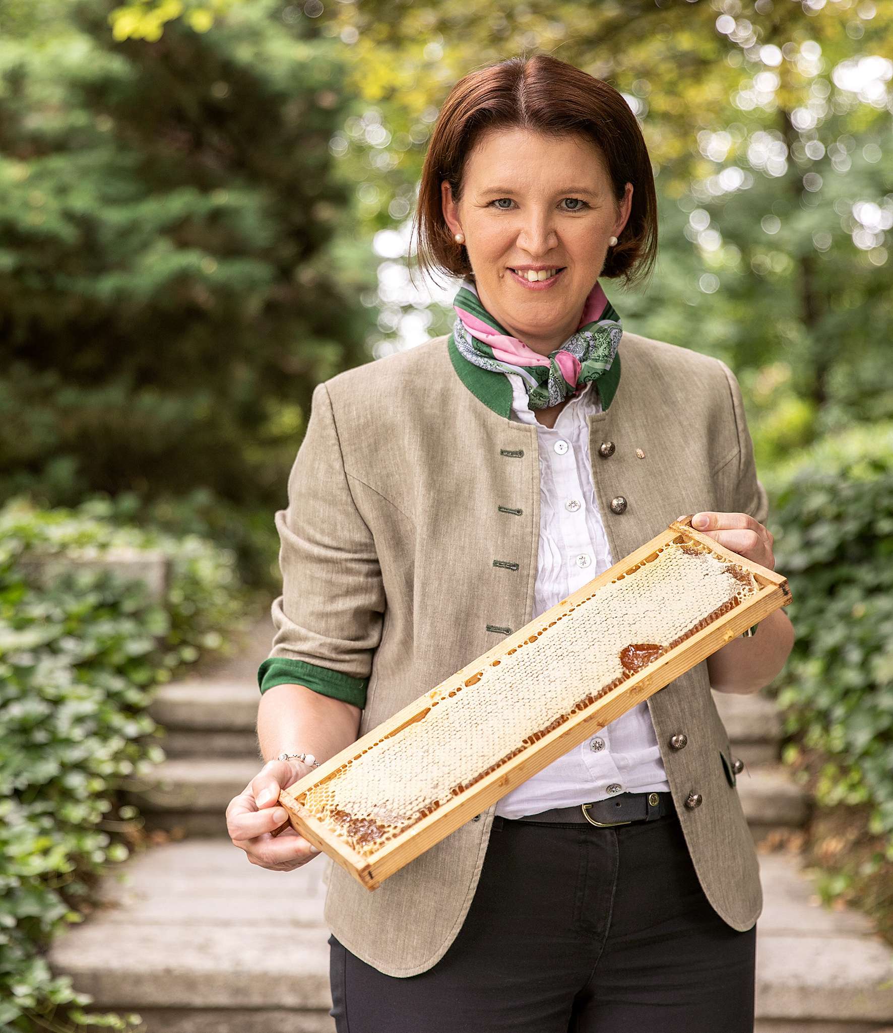 Agrarlandesrätin Langer-Weninger schafft Bewusstsein für regionalen Honig .jpg