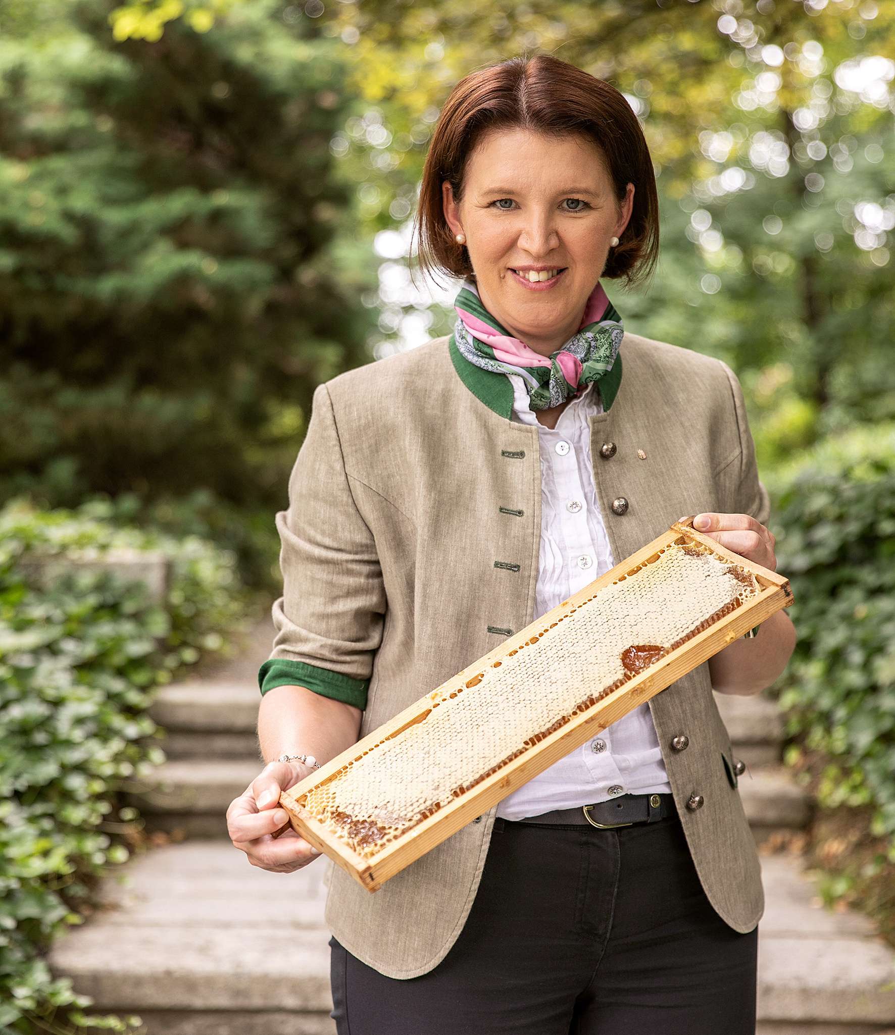 Agrarlandesrätin Langer-Weninger schafft Bewusstsein für regionalen Honig .jpg Agrarlandesrätin Langer-Weninger schafft Bewusstsein für regionalen Honig .jpg