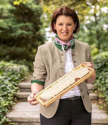 Agrarlandesrätin Langer-Weninger schafft Bewusstsein für regionalen Honig .jpg Agrarlandesrätin Langer-Weninger schafft Bewusstsein für regionalen Honig .jpg