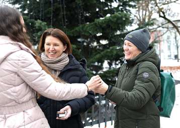 Am Welthonigtag klären Agrar-Landesrätin Michaela Langer-Weninger und Petra Haslgrübler vom Bienenzentrum OÖ darüber auf wie man heimischen Qualitätshonig von gepanschten Importhonig unterscheidet.jpg