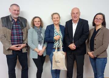 Konrad Sauerschnig, Maria Schipke, Petra Haslgrübler, Herbert Vitzthum, Theresa Frühwirth v.l.n.r. (c) Bienenzentrum OÖ.jpg Konrad Sauerschnig, Maria Schipke, Petra Haslgrübler, Herbert Vitzthum, Theresa Frühwirth v.l.n.r. (c) Bienenzentrum OÖ.jpg