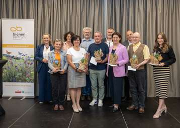 Abschlussfoto mit LR Langer-Weninger, Referenten und Ehrengäste.jpg Abschlussfoto mit LR Langer-Weninger, Referenten und Ehrengäste.jpg