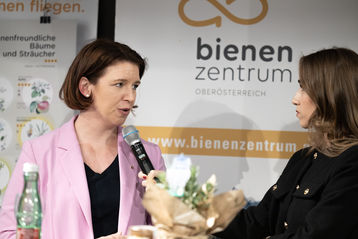 LR Michaela Langer-Weninger im Interview mit Moderatorin Miriam Augdoppper