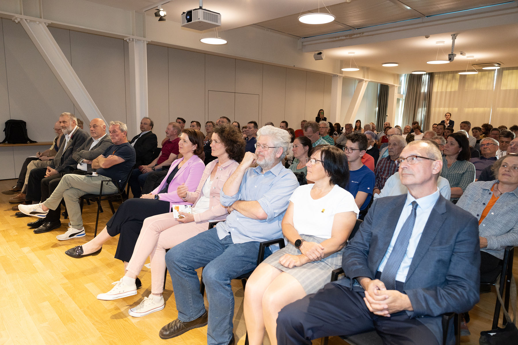 Mehr als 90 interessierte Teilnehmerinnen und Teilnehmer lauschten den Vorträgen von Matthias Kopetzky und Susanne Wimmer Land OÖ-Krenn.jpg Mehr als 90 interessierte Teilnehmerinnen und Teilnehmer lauschten den Vorträgen von Matthias Kopetzky und Susanne Wimmer Land OÖ-Krenn.jpg