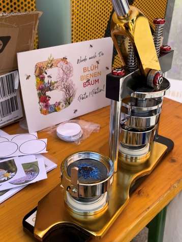 Die Buttonmaschine ist jedes Jahr ein Highlight für die Kids. Hier dürfen sie Bienen- und Schmetterlingsbuttons selbst gestalten und ihrer Kreativität freien Lauf lassen..jpg Die Buttonmaschine ist jedes Jahr ein Highlight für die Kids. Hier dürfen sie Bienen- und Schmetterlingsbuttons selbst gestalten und ihrer Kreativität freien Lauf lassen..jpg