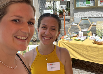 Elena und Katrin vom Bienenzentrum OÖ trotzten den sommerlich heißen Temperaturen und verbrachten einen hervorragenden Tag beim Genussfest..png Elena und Katrin vom Bienenzentrum OÖ trotzten den sommerlich heißen Temperaturen und verbrachten einen hervorragenden Tag beim Genussfest..png