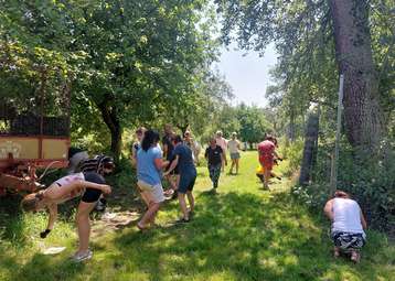 Bestäubungsspiel mit Pädagoginnen und Pädagogen in Obergaisbach bei Familie Burger-Angerer