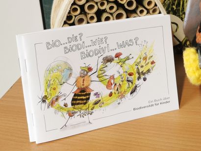 Kinderbuch: "Biodiversität was ist das?" mit Wildbiene Sandy © Bienenzentrum OÖ Kinderbuch: "Biodiversität was ist das?" mit Wildbiene Sandy © Bienenzentrum OÖ