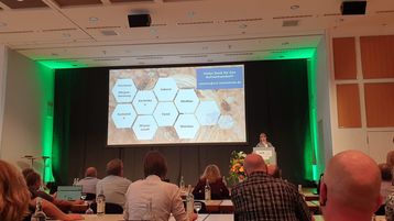 Dr. Rein stellte am ersten Tag der Konferenz die Koordinationsstelle zur Asiatischen Hornisse an der Universität Hohenheim vor. .jpg Dr. Rein stellte am ersten Tag der Konferenz die Koordinationsstelle zur Asiatischen Hornisse an der Universität Hohenheim vor. .jpg