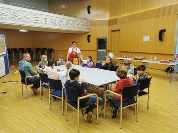 Honigverkostung - Die Verkostung bot den Kindern die Gelegenheit, den feinen Unterschied zwischen Blütenhonig und Waldhonig zu schmecken. Danke Monika Sellinger!.jpg